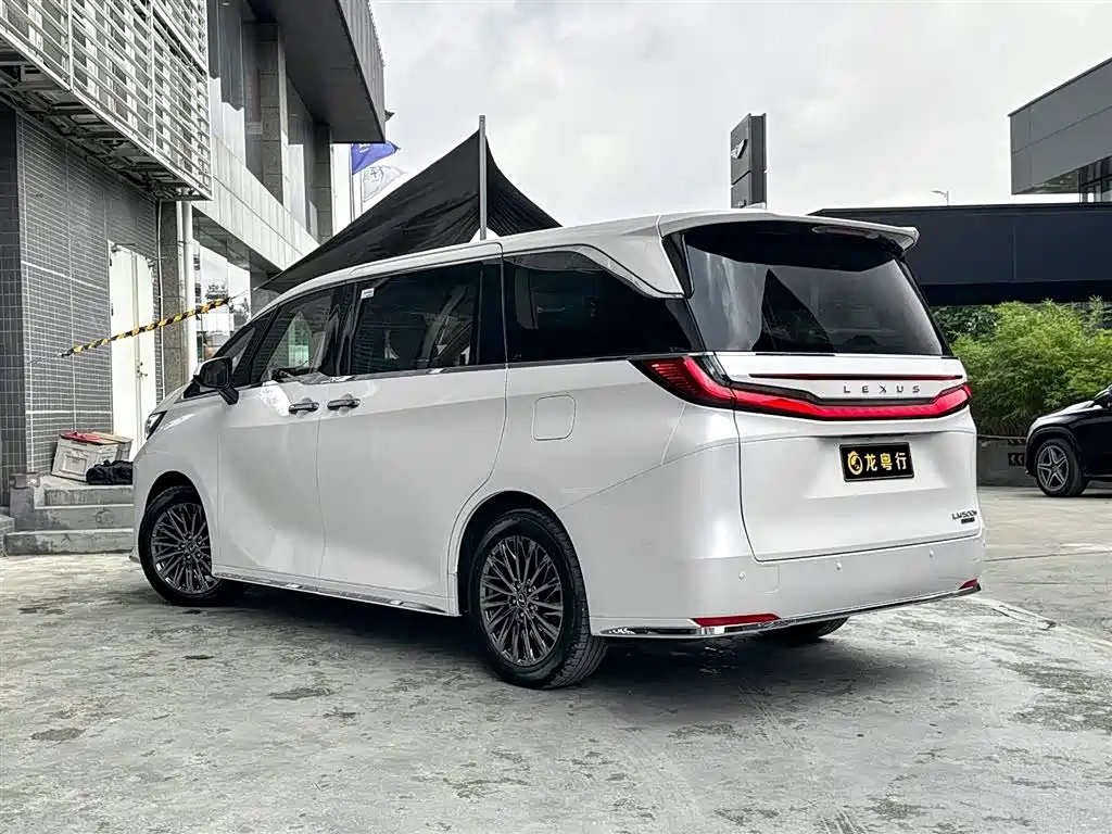 Lexus LM 2025 500h мест