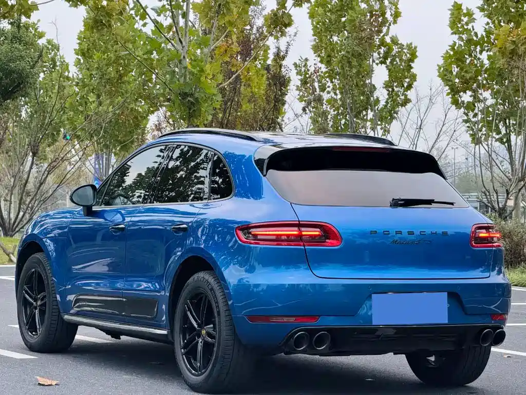 PORSCHE MACAN