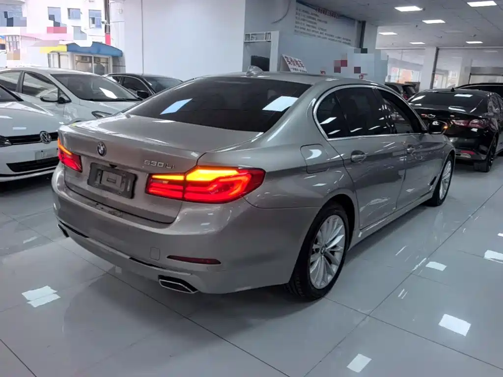 BMW 5 Series — миниатюра 7