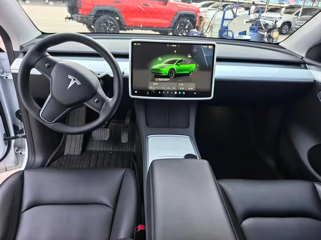 Tesla Model Y — миниатюра 5