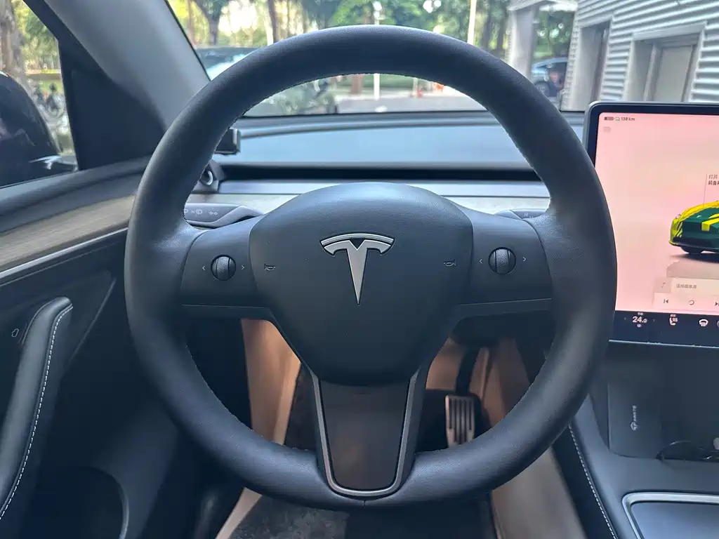 Tesla Model Y — миниатюра 8