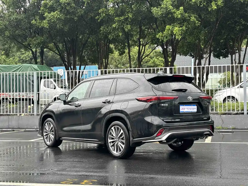Toyota Crown Kluger — миниатюра 4