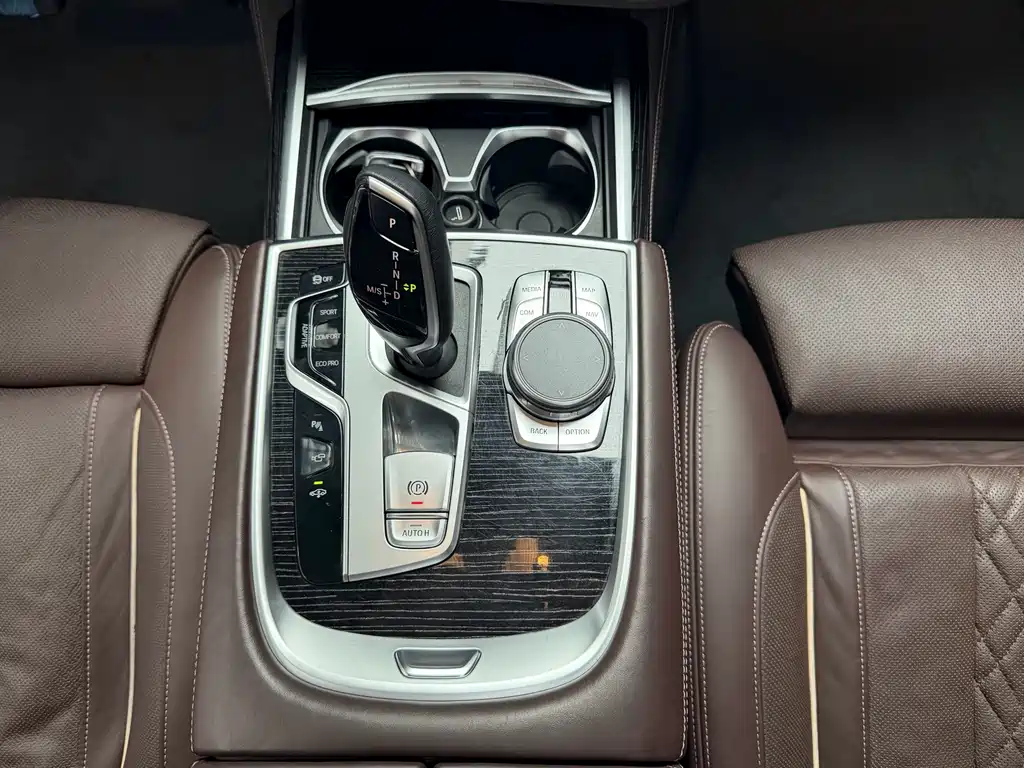 BMW 7 Series — миниатюра 11
