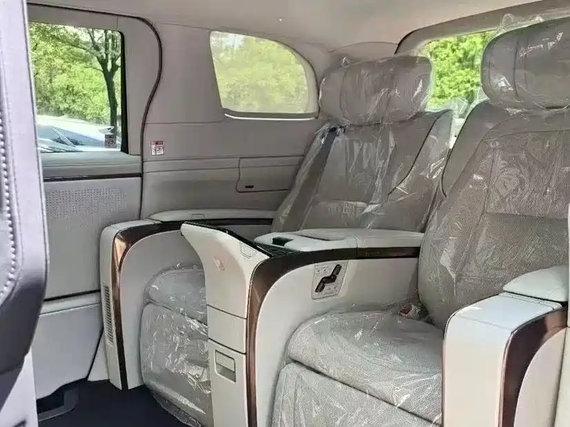 Lexus LM 2025 500h мест