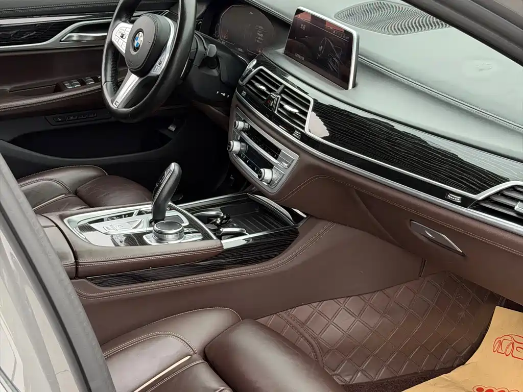 BMW 7 Series - фото 9