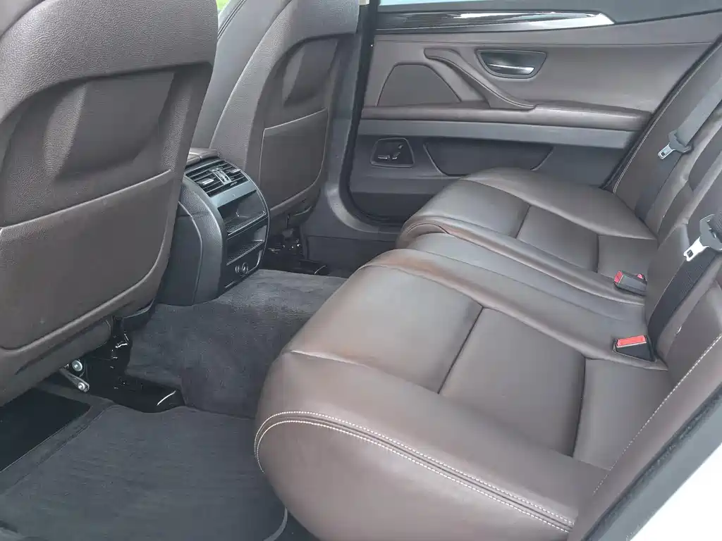 BMW 5 Series — миниатюра 6