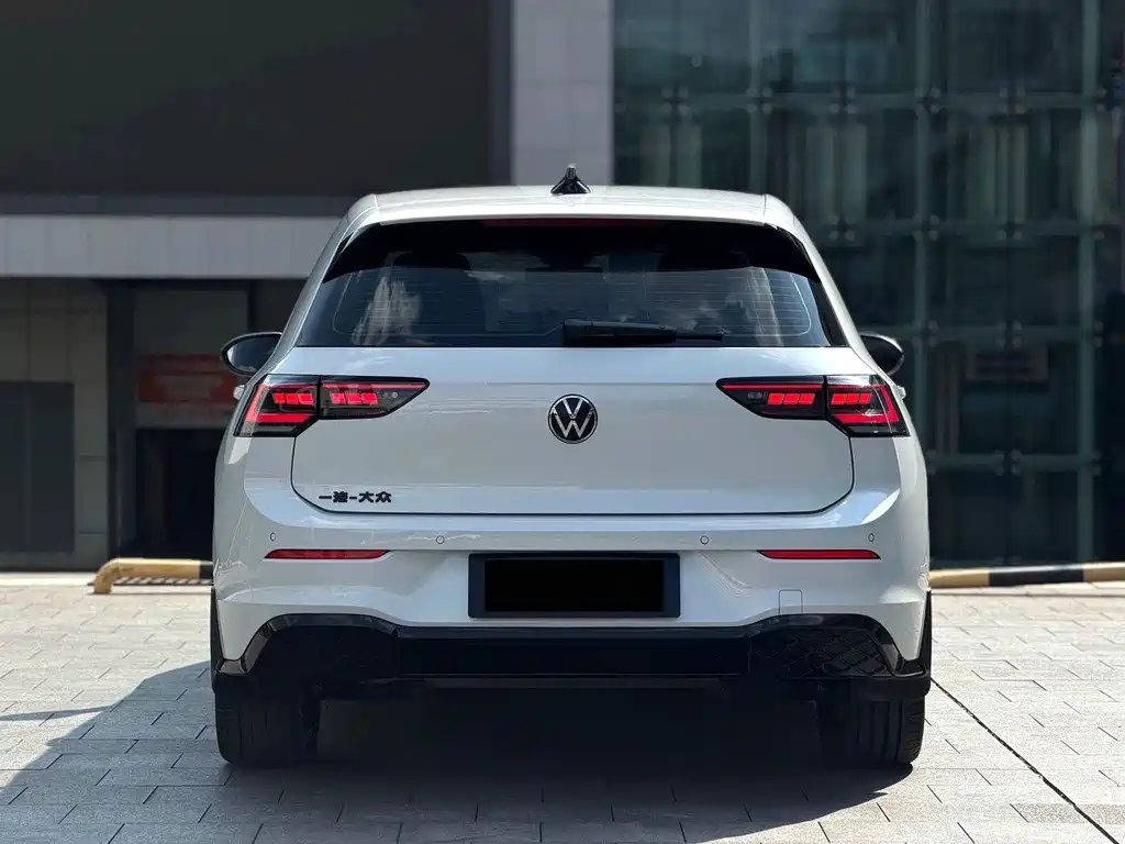 Volkswagen Golf 2025 300TSI R-Line
