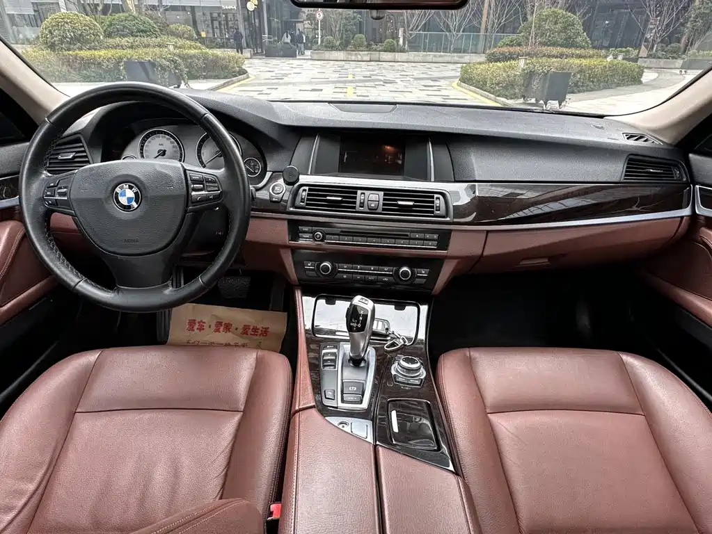 BMW 5 Series — миниатюра 9