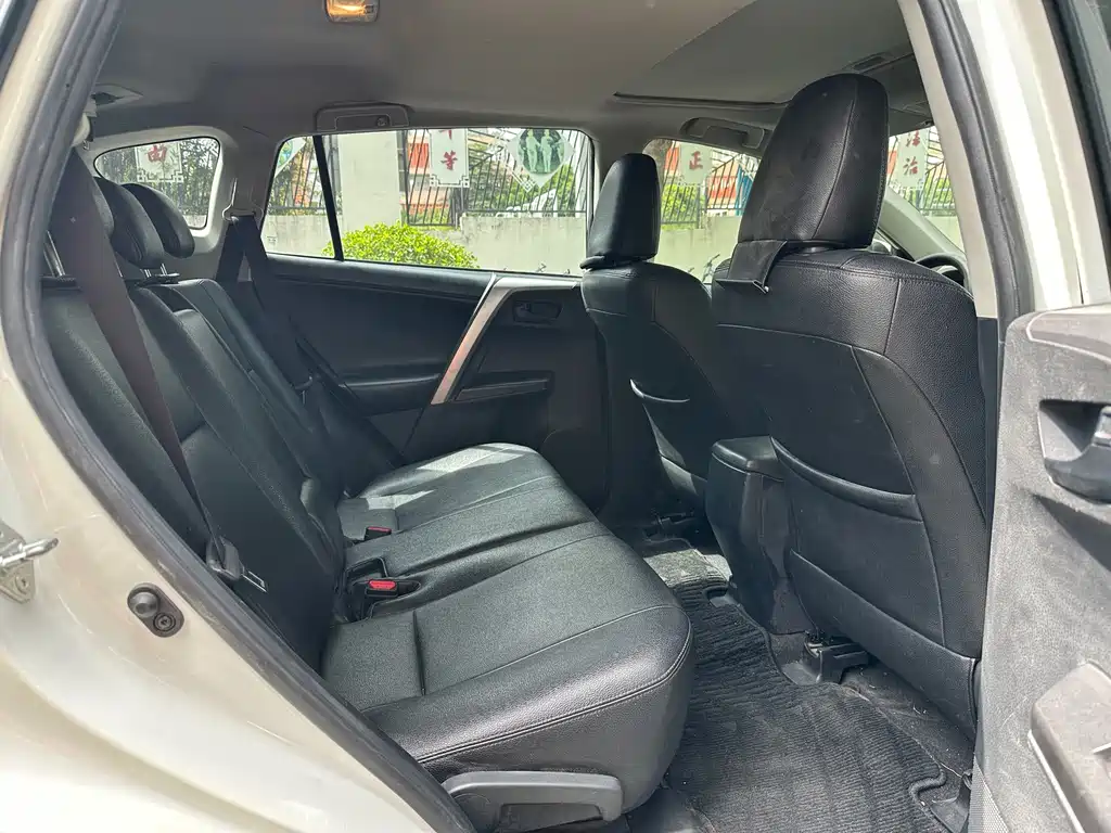 Toyota RAV4 — миниатюра 6