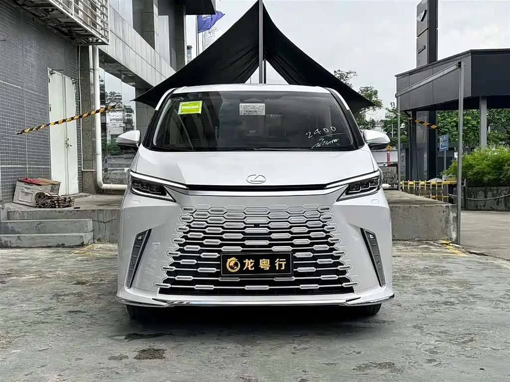 Lexus LM 2025 500h мест