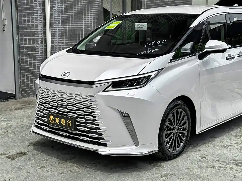 Lexus LM 2025 500h мест