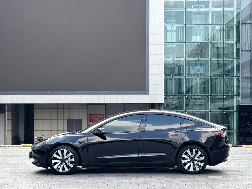 Tesla Model 3 — миниатюра 3