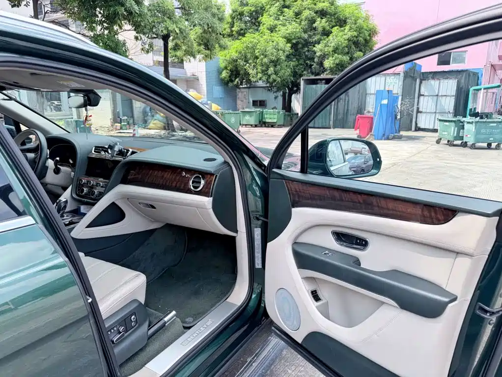 Bentley Bentayga — миниатюра 9