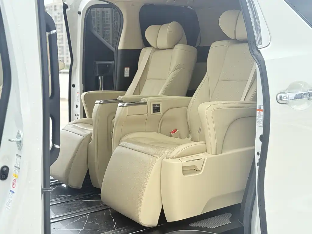 Toyota Alphard — миниатюра 6