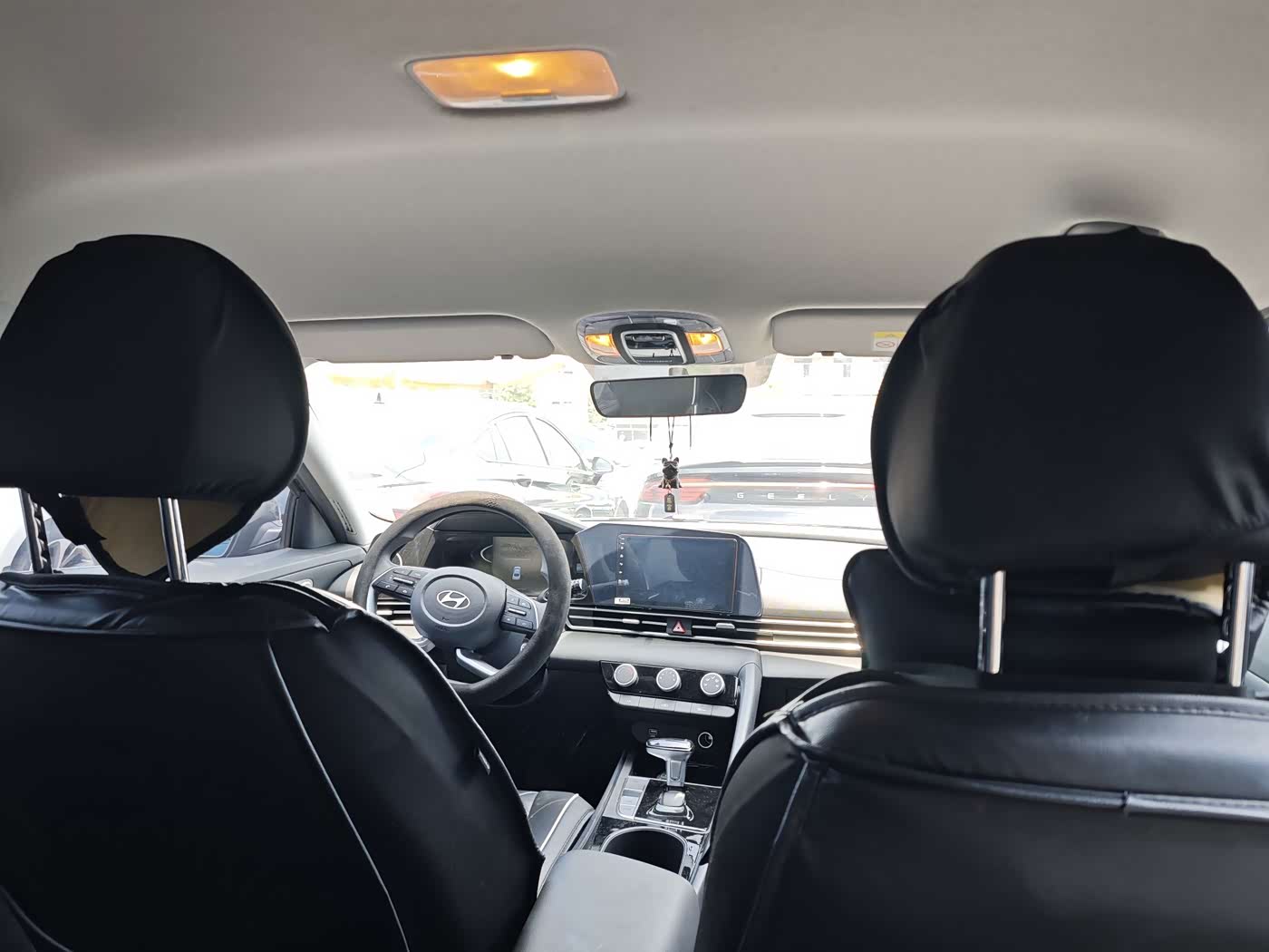 Hyundai Elantra 1.5 л 2024 г. Серебристо-серый, пробег 25600 км