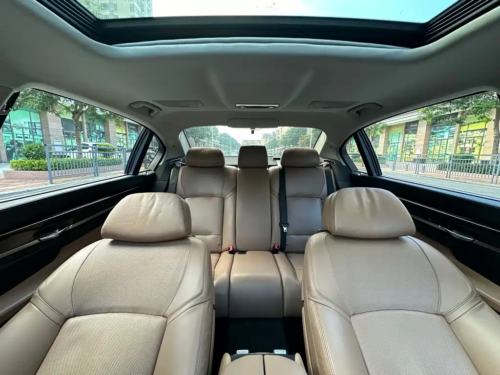 BMW 7 Series — миниатюра 17