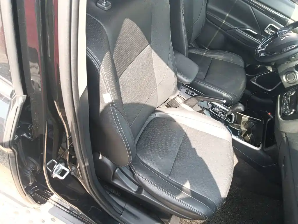 Mitsubishi Outlander — миниатюра 20