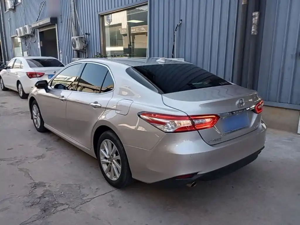Toyota Camry — миниатюра 5