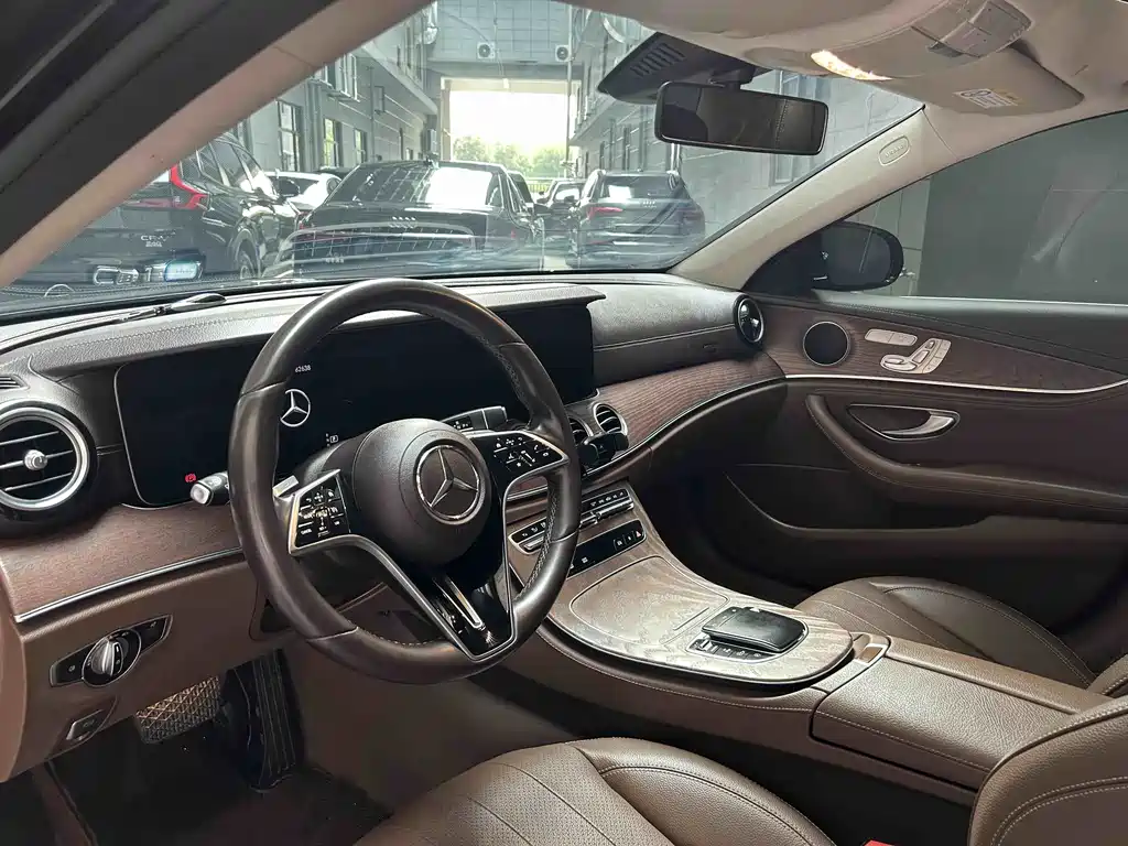 Mercedes-Benz E-Class — миниатюра 16