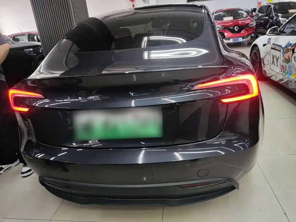 Tesla Model 3 — миниатюра 6