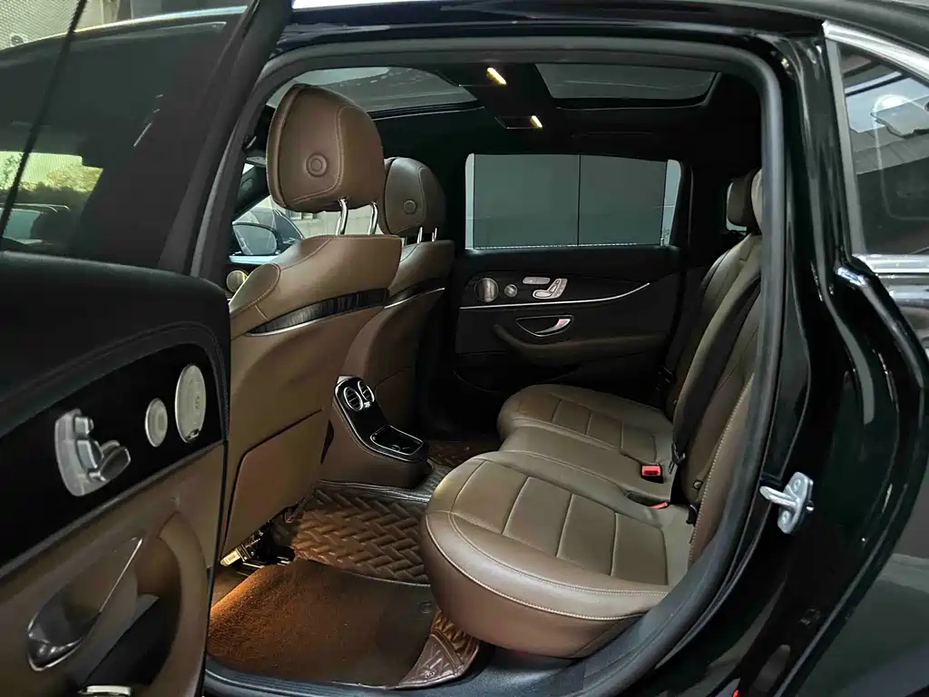 Mercedes-Benz E-Class — миниатюра 5
