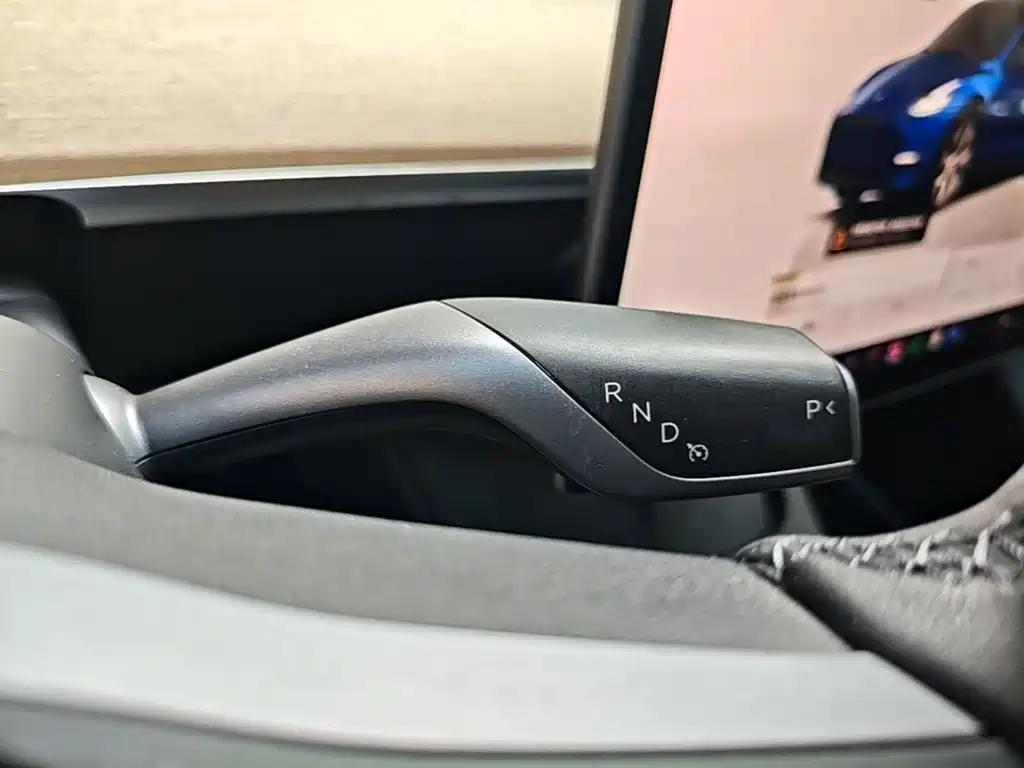 Tesla Model Y — миниатюра 14