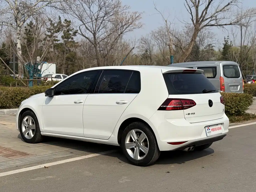 VOLKSWAGEN GOLF