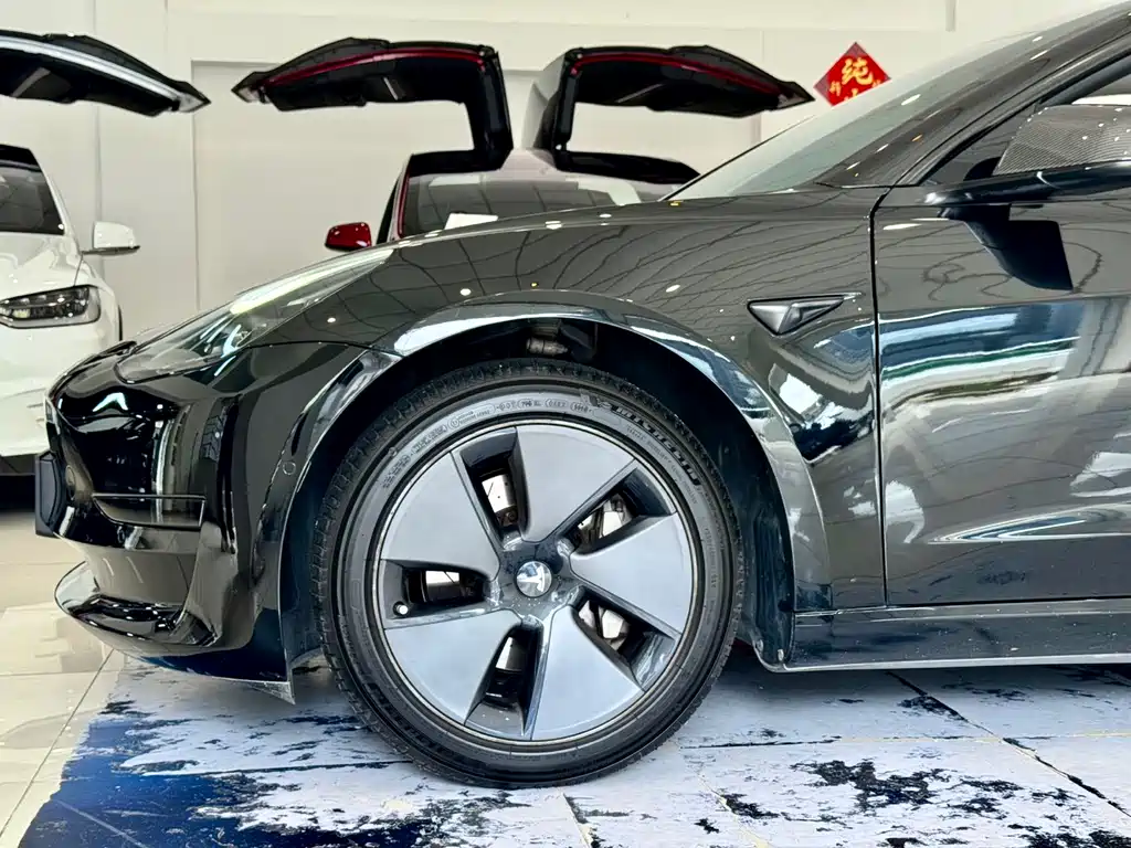 Tesla Model 3 — миниатюра 12