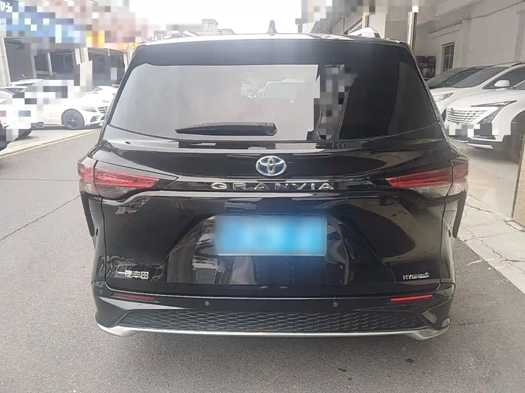 Toyota Granvia — миниатюра 6