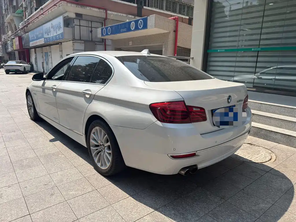 BMW 5 Series — миниатюра 10