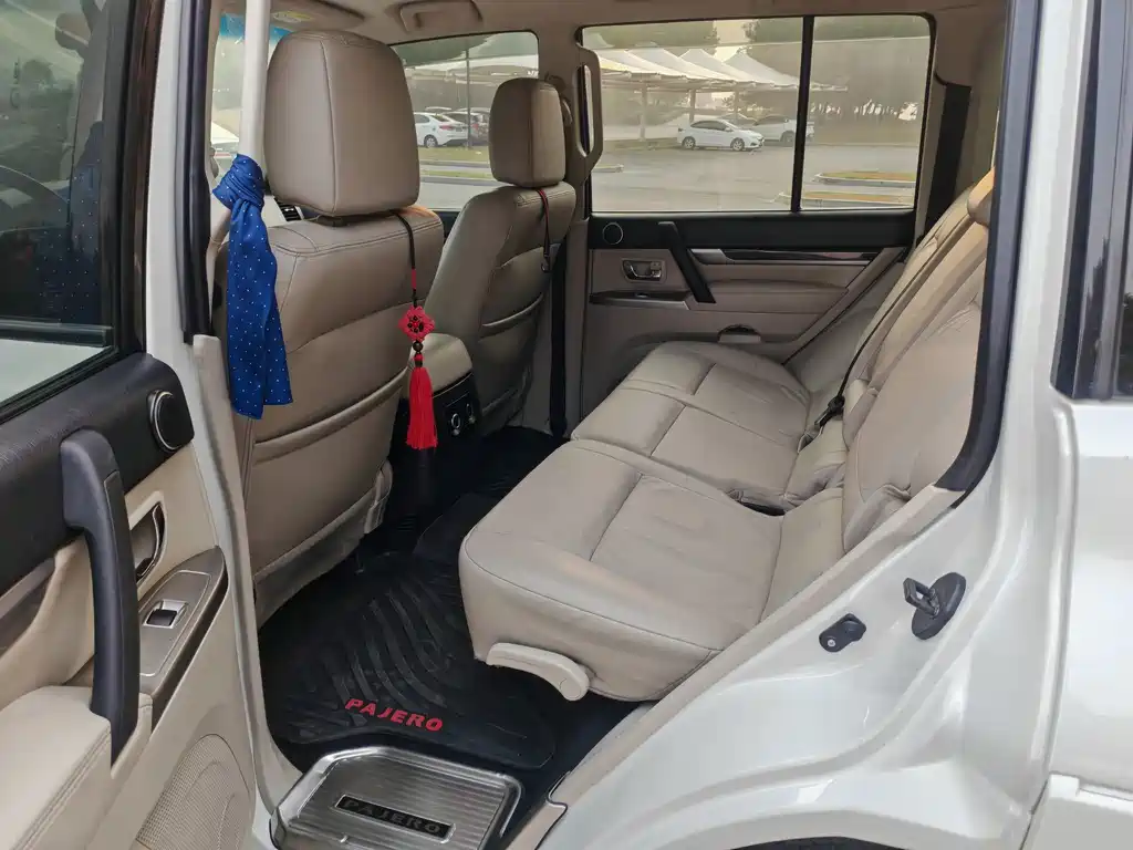 Mitsubishi Pajero (Import) — миниатюра 7