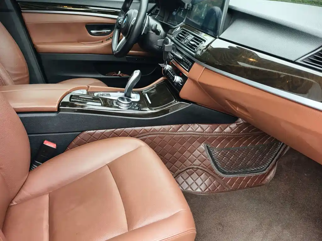 BMW 5 Series — миниатюра 12