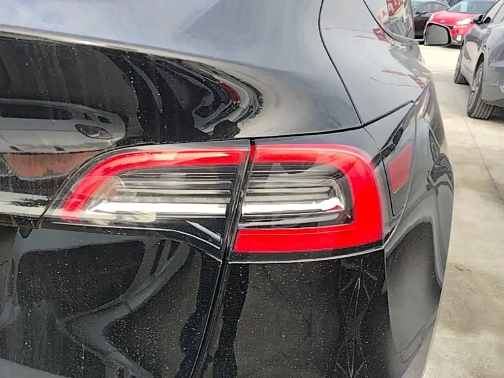 Tesla Model Y — миниатюра 8