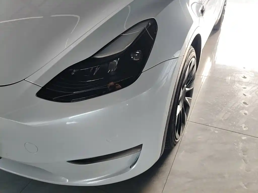 Tesla Model Y — миниатюра 24
