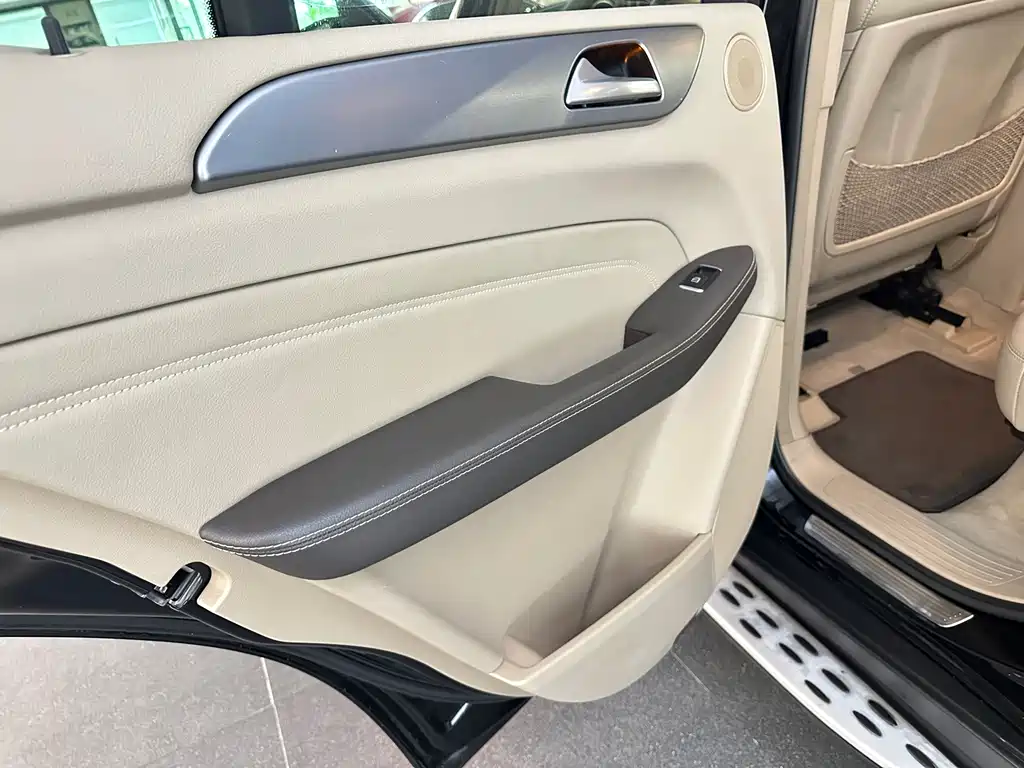 Mercedes-Benz M-Class — миниатюра 12