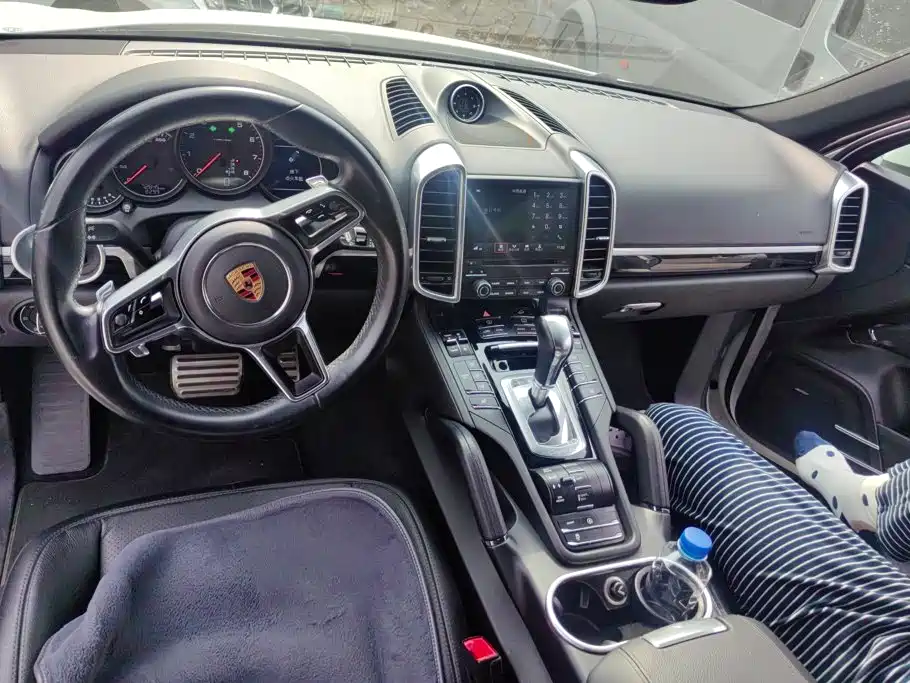 Porsche Cayenne — миниатюра 12