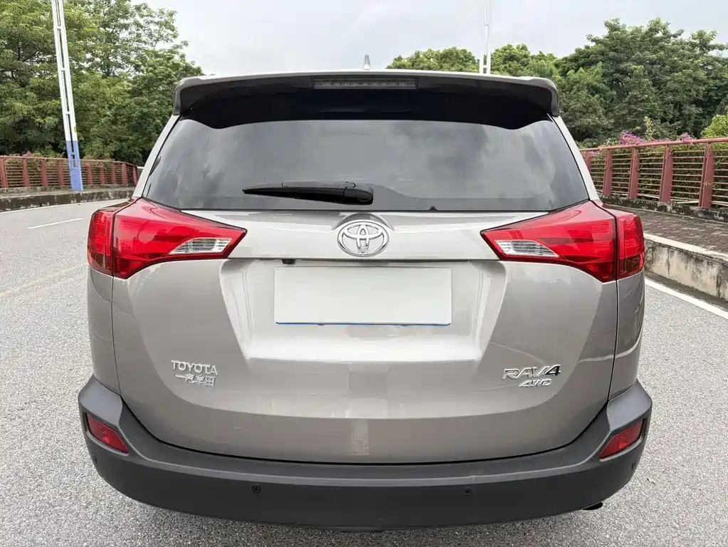 Toyota RAV4 — миниатюра 5