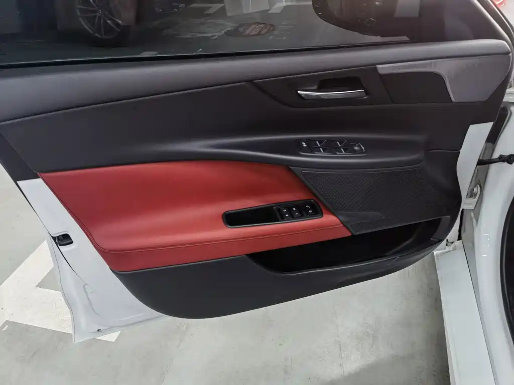 Jaguar XE — миниатюра 9