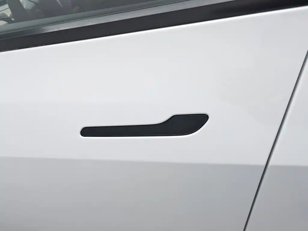 Tesla Model Y — миниатюра 18