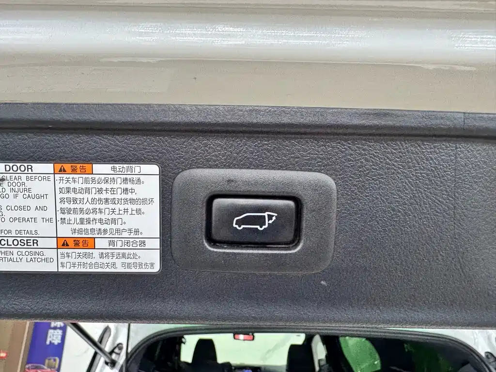 Toyota Alphard — миниатюра 24