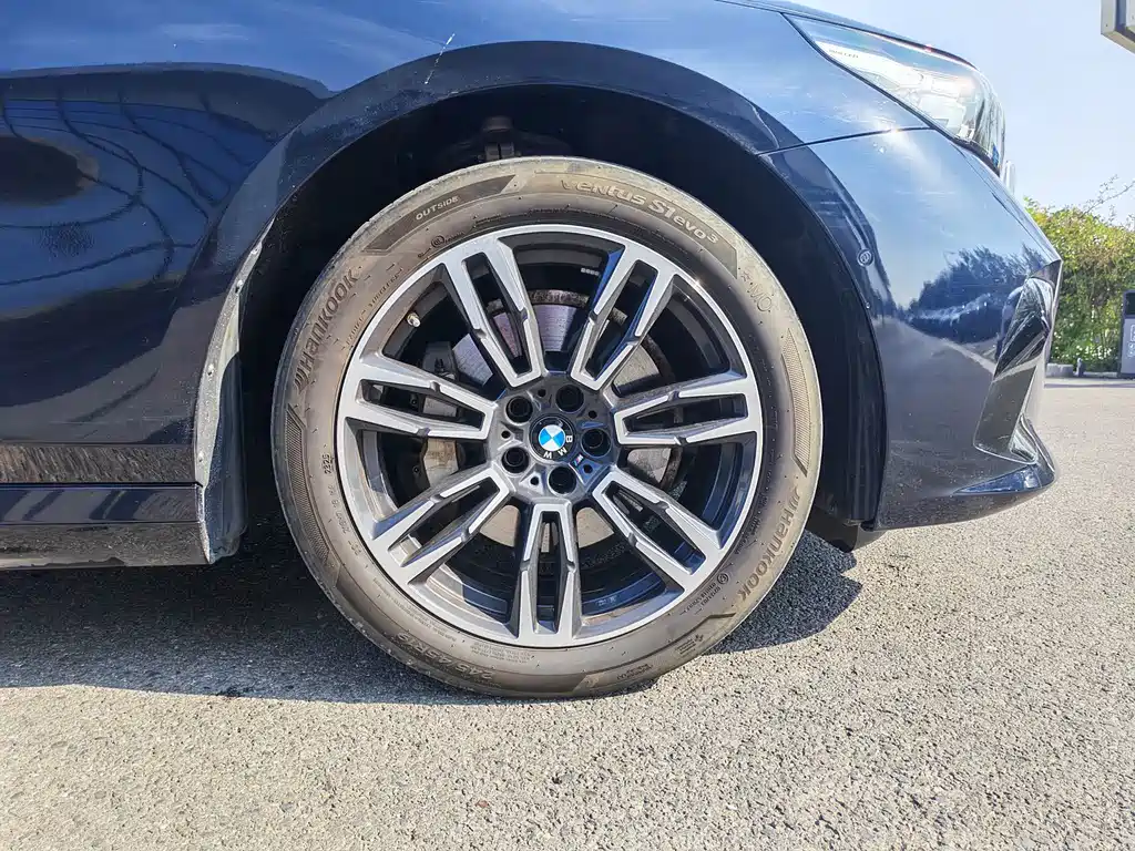 BMW 5 Series — миниатюра 9