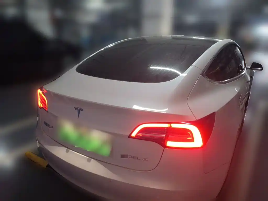 Tesla Model 3 — миниатюра 5