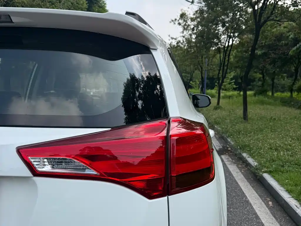 Toyota RAV4 — миниатюра 10