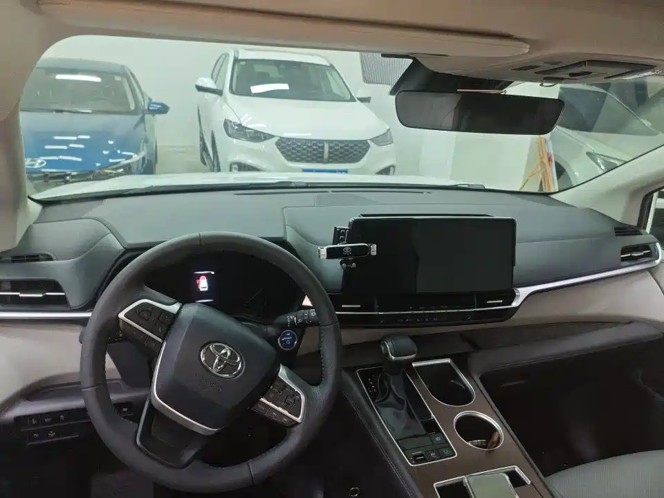 Toyota Granvia — миниатюра 2