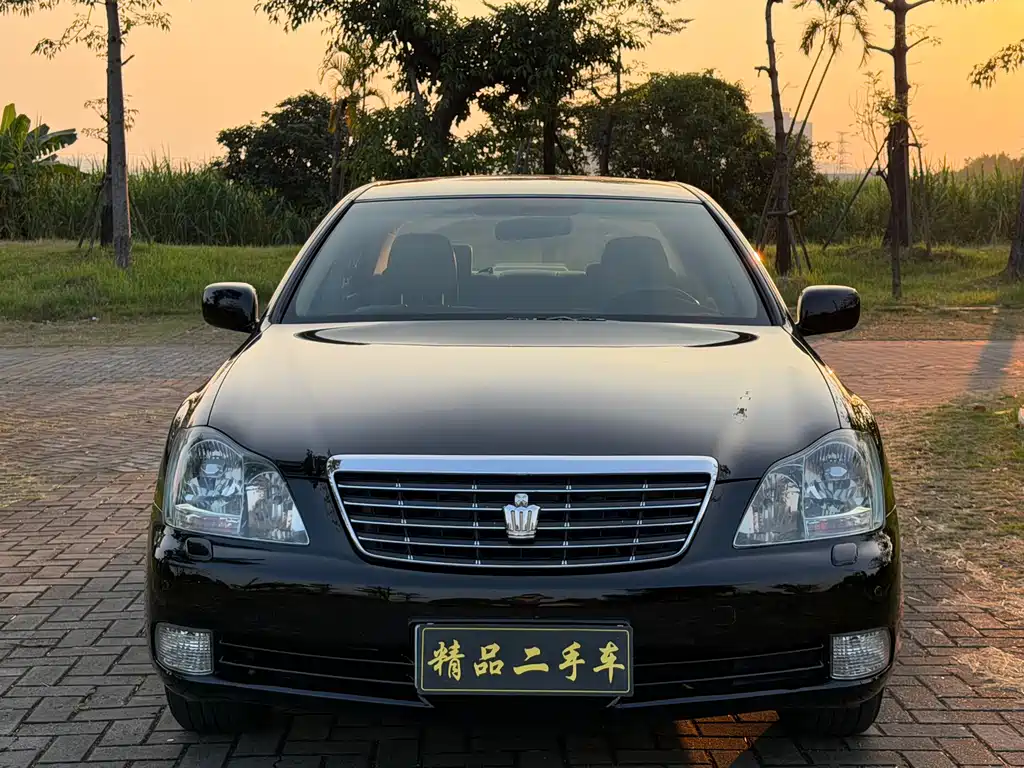 Toyota Crown — миниатюра 3