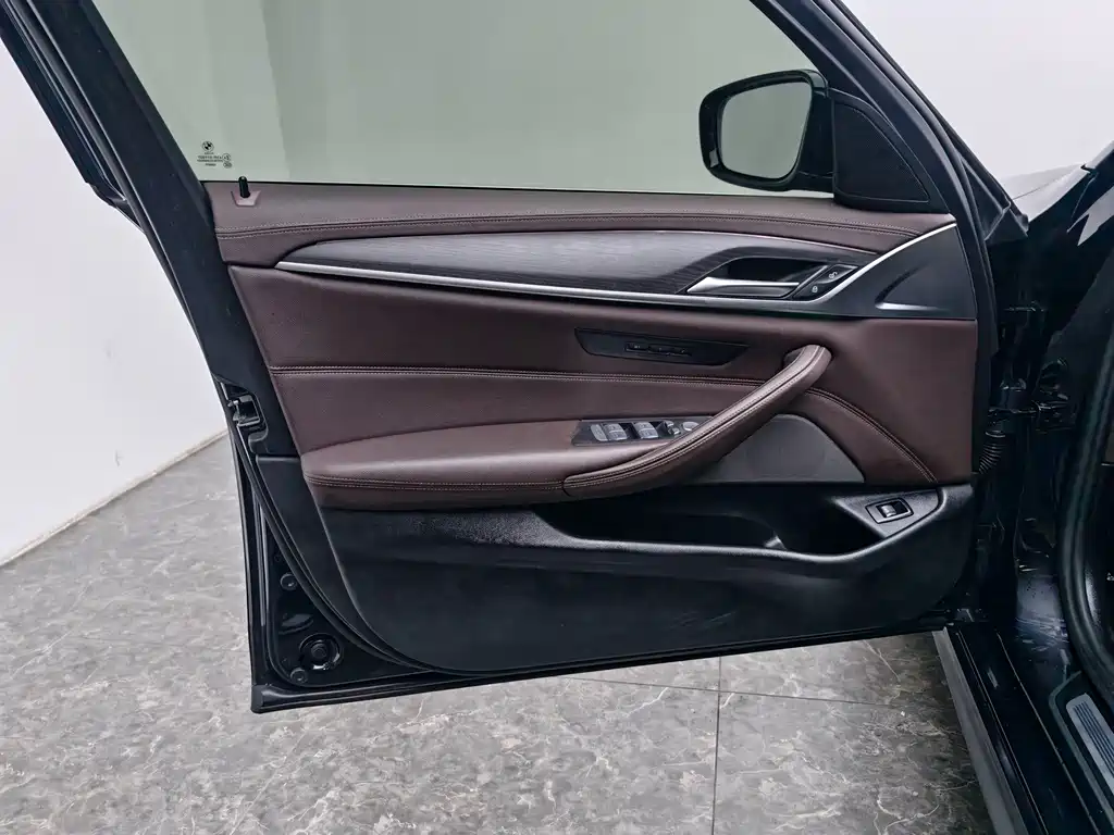 BMW 5 Series — миниатюра 19