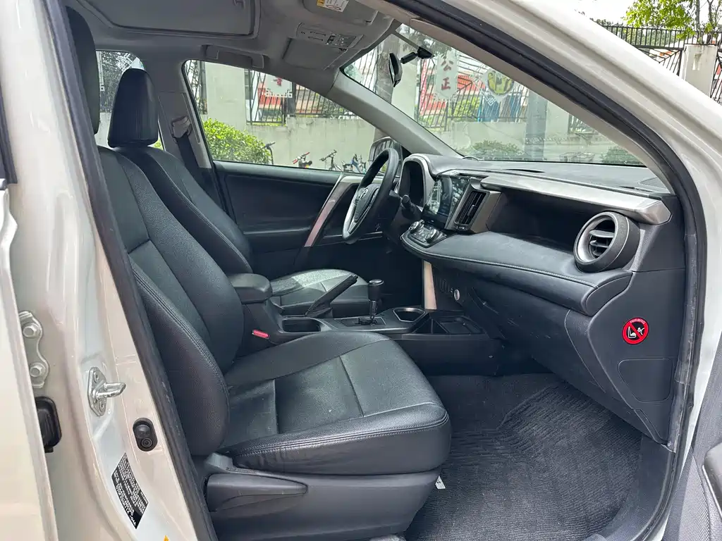 Toyota RAV4 — миниатюра 7