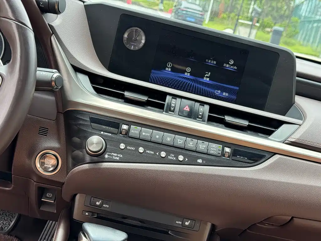 Lexus ES — миниатюра 11