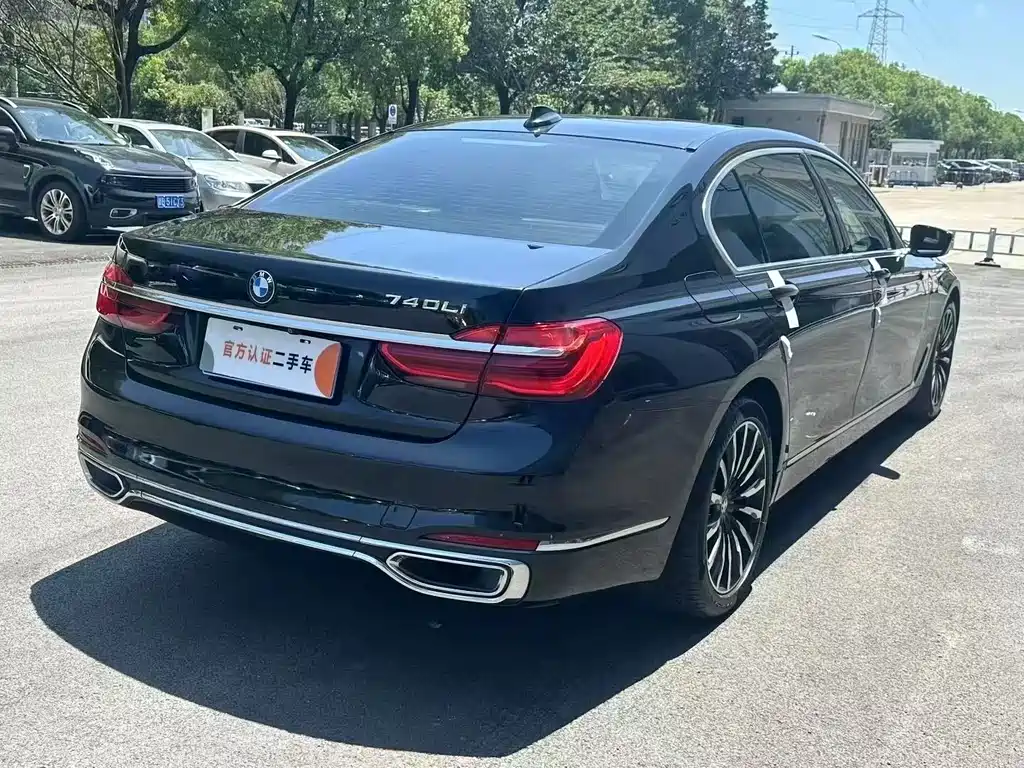 BMW 7 Series — миниатюра 9