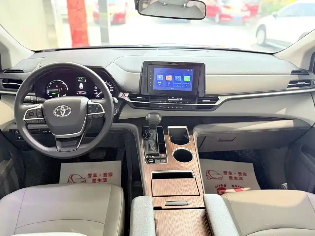 Toyota Granvia — миниатюра 8